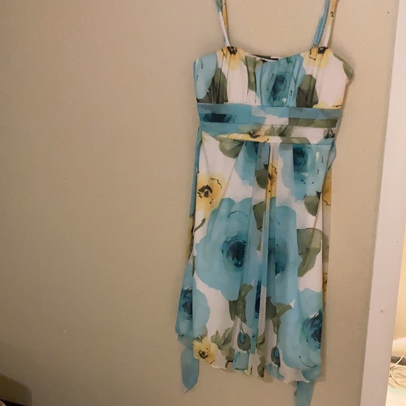 Babydoll dress iz byer. Size small never worn. - Picture 5 of 5